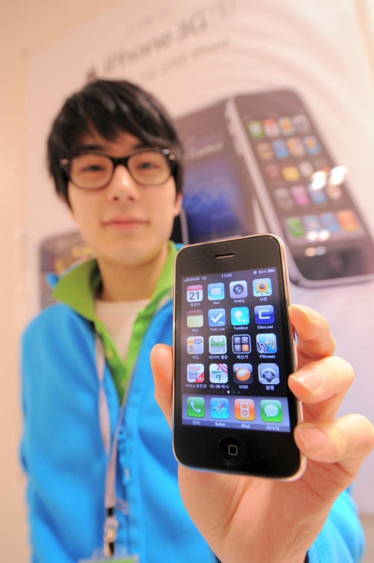 <a><img src="https://www.theepochtimes.com/assets/uploads/2015/09/iphone96198562.jpg" alt="Apple's iPhone of the week is an app called iCam. (Park Ji-Hwan/Getty Images)" title="Apple's iPhone of the week is an app called iCam. (Park Ji-Hwan/Getty Images)" width="320" class="size-medium wp-image-1812120"/></a>