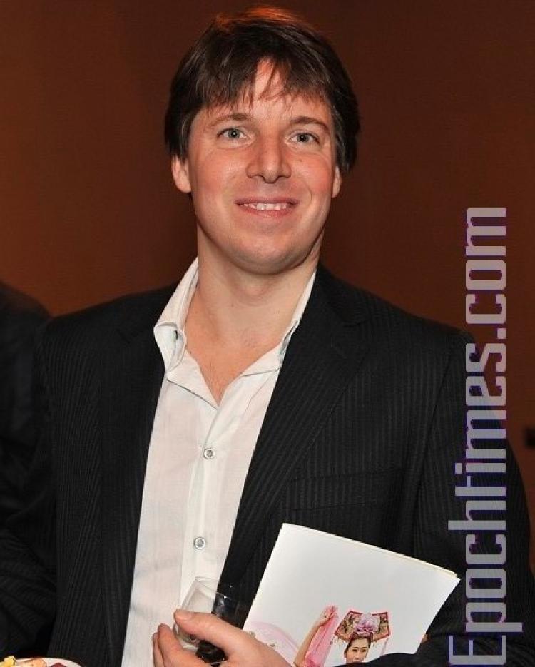 <a><img src="https://www.theepochtimes.com/assets/uploads/2015/09/jBelcl.jpg" alt="Award-winning violinist Joshua Bell at the premier of the Divine Performing Arts show in Kennedy Center Opera House. (The Epoch Times)" title="Award-winning violinist Joshua Bell at the premier of the Divine Performing Arts show in Kennedy Center Opera House. (The Epoch Times)" width="320" class="size-medium wp-image-1830512"/></a>