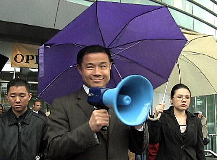 <a><img src="https://www.theepochtimes.com/assets/uploads/2015/09/jlh.jpg" alt="NY councilman John Liu was on the site when large groups of pro-CCP Chinese assaulted Falun Gong practitioners in front of the Queens Library in Flushing on May 20. (The Epoch Times)" title="NY councilman John Liu was on the site when large groups of pro-CCP Chinese assaulted Falun Gong practitioners in front of the Queens Library in Flushing on May 20. (The Epoch Times)" width="320" class="size-medium wp-image-1826312"/></a>