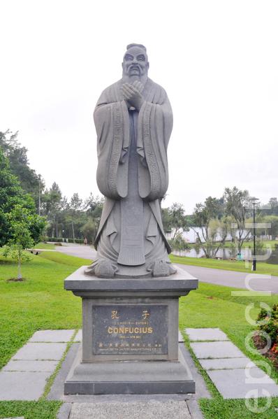 <a><img class="size-large wp-image-1773277" src="https://www.theepochtimes.com/assets/uploads/2015/09/k.jpeg" alt="Statue of Confucius" width="392" height="590"/></a>