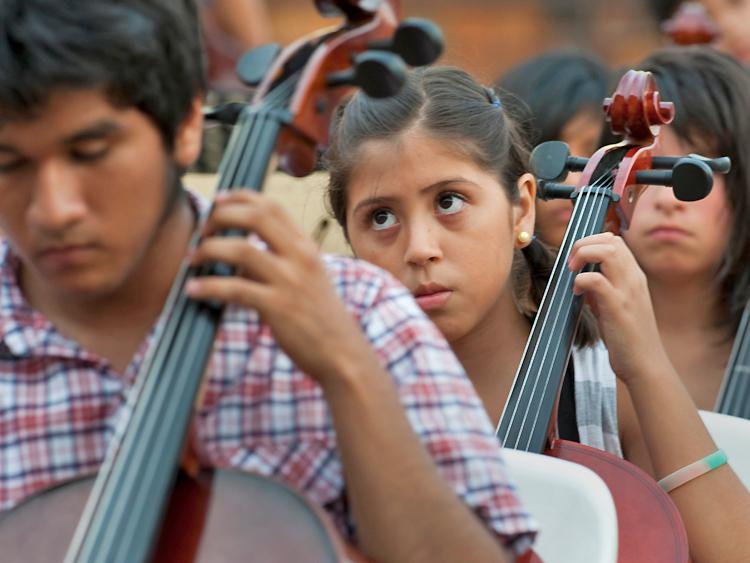 <a><img class="size-full wp-image-1791322" title="Children assembled in a school yard play their cellos in Lima, Peru on Feb. 23, 2012." src="https://www.theepochtimes.com/assets/uploads/2015/09/kids_cellos.jpg" alt="" width="750" height="563"/></a>