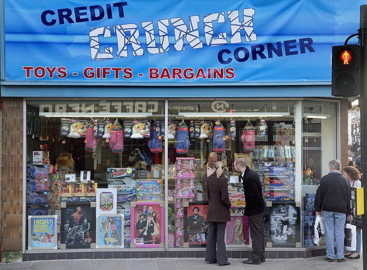 <a><img src="https://www.theepochtimes.com/assets/uploads/2015/09/kkkrunch83764267.jpg" alt="Shoppers gather around a shop called the Credit Crunch Corner in Salisbury, England. (Matt Cardy/Getty Images)" title="Shoppers gather around a shop called the Credit Crunch Corner in Salisbury, England. (Matt Cardy/Getty Images)" width="320" class="size-medium wp-image-1832535"/></a>