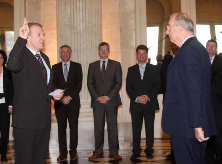 <a><img src="https://www.theepochtimes.com/assets/uploads/2015/09/leterme93390799.jpg" alt="Yves Leterme swears an oath to King Albert of Belgium to become the new Belgian prime minister, at Laken Castle on Nov. 25 in Brussels, Belgium. (Mark Renders/Getty Images)" title="Yves Leterme swears an oath to King Albert of Belgium to become the new Belgian prime minister, at Laken Castle on Nov. 25 in Brussels, Belgium. (Mark Renders/Getty Images)" width="320" class="size-medium wp-image-1825055"/></a>