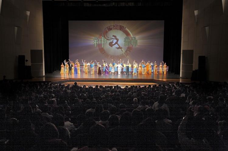 <a><img src="https://www.theepochtimes.com/assets/uploads/2015/09/lianlitaiwan.jpg" alt="Divine Performing Arts International Company takes its curtain call in Tainan.  (Lian Li/The Epoch Times)" title="Divine Performing Arts International Company takes its curtain call in Tainan.  (Lian Li/The Epoch Times)" width="320" class="size-medium wp-image-1830274"/></a>