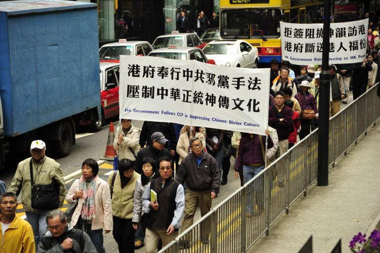<a><img src="https://www.theepochtimes.com/assets/uploads/2015/09/march.jpg" alt="More than 100 of Shen Yun supporters protested and urged Hong Kong Government to correct the mistake of blocking Shen Yun performances.  (Li Ming/Epoch Times)" title="More than 100 of Shen Yun supporters protested and urged Hong Kong Government to correct the mistake of blocking Shen Yun performances.  (Li Ming/Epoch Times)" width="320" class="size-medium wp-image-1823590"/></a>