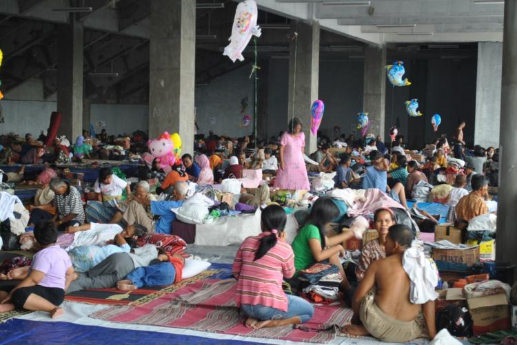 <a><img src="https://www.theepochtimes.com/assets/uploads/2015/09/merapi-refugees.jpg" alt="Evacuees from Mount Merapi volcano wait in boredom for emergency teams to give them the green light to return home." title="Evacuees from Mount Merapi volcano wait in boredom for emergency teams to give them the green light to return home." width="320" class="size-medium wp-image-1812175"/></a>