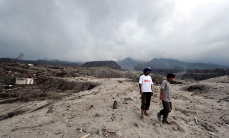 <a><img src="https://www.theepochtimes.com/assets/uploads/2015/09/mrapi106238637.jpg" alt="Former residents walk amongst the remains of the village of Kali Adem in Sleman on October 28, 2010 after the area was devastated by the eruption of Mount Merapi volcano on October 26. (Adek Berry/AFP/Getty Images)" title="Former residents walk amongst the remains of the village of Kali Adem in Sleman on October 28, 2010 after the area was devastated by the eruption of Mount Merapi volcano on October 26. (Adek Berry/AFP/Getty Images)" width="320" class="size-medium wp-image-1812968"/></a>