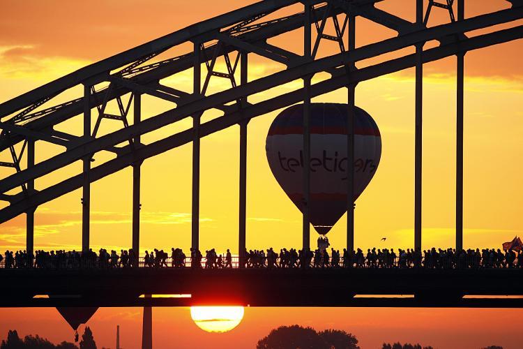 <a><img src="https://www.theepochtimes.com/assets/uploads/2015/09/neder89125003.jpg" alt="Participants cross the Waal river near Nijmegen, Netherlands, on July 21, 2009 at the start of the 93rd Nijmegen four-day walk. (Vincent Jannink/AFP/Getty Images )" title="Participants cross the Waal river near Nijmegen, Netherlands, on July 21, 2009 at the start of the 93rd Nijmegen four-day walk. (Vincent Jannink/AFP/Getty Images )" width="320" class="size-medium wp-image-1827165"/></a>