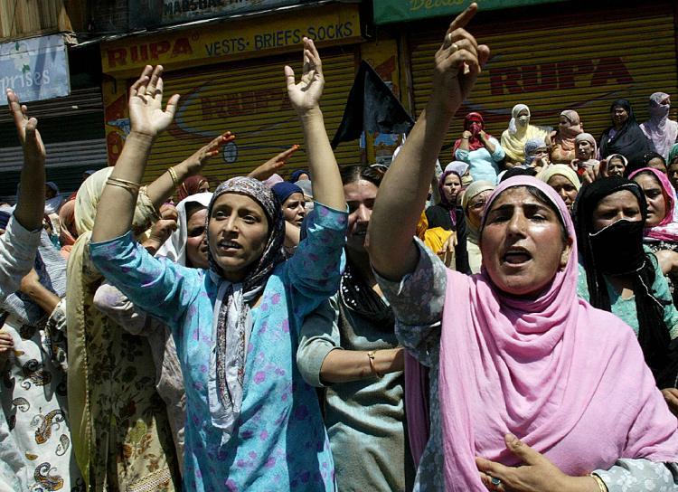 <a><img src="https://www.theepochtimes.com/assets/uploads/2015/09/pakawalla82360975.jpg" alt="Kashmiri Muslim women shout pro-freedom slogans during a protest in Srinagar. (Rouf Bhat/AFP/Getty Images)" title="Kashmiri Muslim women shout pro-freedom slogans during a protest in Srinagar. (Rouf Bhat/AFP/Getty Images)" width="320" class="size-medium wp-image-1834023"/></a>