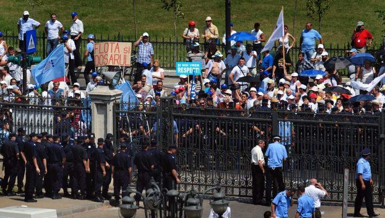 <a><img src="https://www.theepochtimes.com/assets/uploads/2015/09/people102094354.jpg" alt="Protesters gather in the front of the Romanian Parliament fence as police take up defensive positions during an anti-government protest in Bucharest on June 15. (Daniel Mihailescu/Getty Images)" title="Protesters gather in the front of the Romanian Parliament fence as police take up defensive positions during an anti-government protest in Bucharest on June 15. (Daniel Mihailescu/Getty Images)" width="320" class="size-medium wp-image-1818578"/></a>