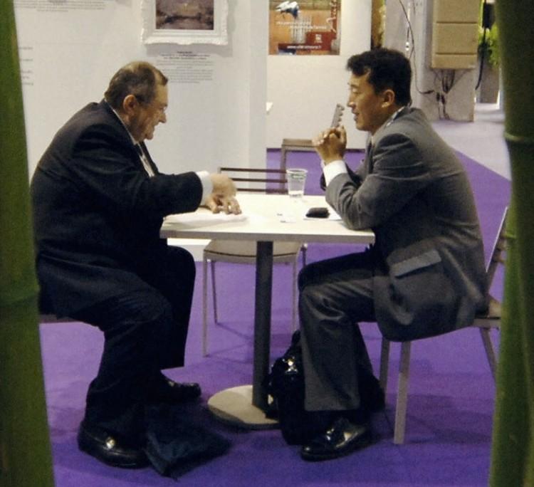 <a><img class="wp-image-1772288" title="People chat" src="https://www.theepochtimes.com/assets/uploads/2015/09/plan-72742269.jpg" alt="People chat" width="328"/></a>