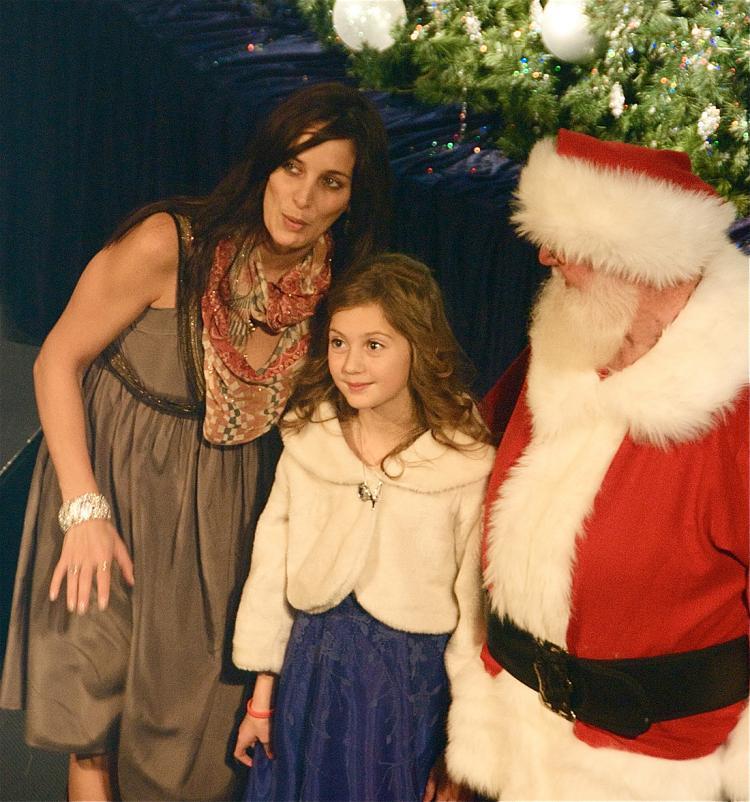 <a><img src="https://www.theepochtimes.com/assets/uploads/2015/09/santacough.jpg" alt="Chantal Kreviazuk, Brittany and Santa Claus look on as thousands of onlookers admire the tree behind them following the lighting ceremony. (Diana Hubert/The Epoch Times)" title="Chantal Kreviazuk, Brittany and Santa Claus look on as thousands of onlookers admire the tree behind them following the lighting ceremony. (Diana Hubert/The Epoch Times)" width="320" class="size-medium wp-image-1832836"/></a>