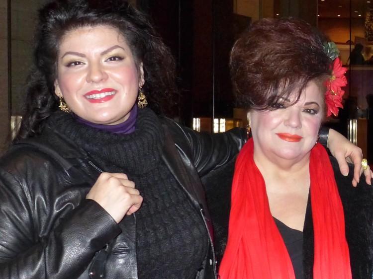 <a><img class="size-large wp-image-1772806" src="https://www.theepochtimes.com/assets/uploads/2015/09/sculpture_and_Maria_her_mum.jpg" alt="" width="590" height="442"/></a>