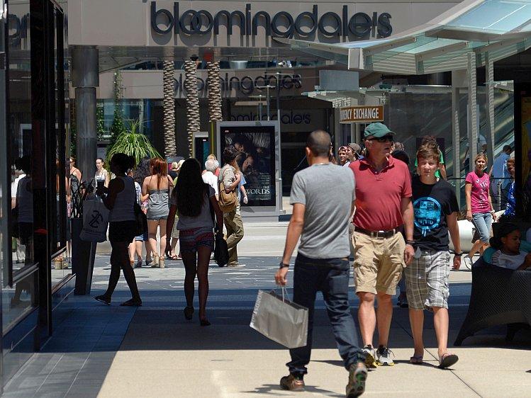 <a><img class="size-large wp-image-1781420" title="Shoppers walk through the Santa Monica Place mall on Aug. 17, in Santa Monica, Calif. Consumer sentiment unexpectedly rose in September to the highest level since February, according to a survey published by the Conference Board. (Kevork Djansezian/Getty Images) " src="https://www.theepochtimes.com/assets/uploads/2015/09/shoppers_horizontal_150432503.jpg" alt="Shoppers walk through the Santa Monica Place mall on Aug. 17, in Santa Monica, Calif. Consumer sentiment unexpectedly rose in September to the highest level since February, according to a survey published by the Conference Board. (Kevork Djansezian/Getty Images) " width="590" height="442"/></a>