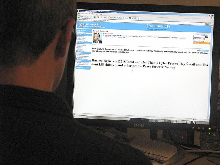 <a><img src="https://www.theepochtimes.com/assets/uploads/2015/09/slacjker76064767.jpg" alt="Canadian cybercrime researchers have uncovered a vast online web of Chinese espionage targeting the Indian government. (Karen Bleier/AFP/Getty Images)" title="Canadian cybercrime researchers have uncovered a vast online web of Chinese espionage targeting the Indian government. (Karen Bleier/AFP/Getty Images)" width="320" class="size-medium wp-image-1821352"/></a>