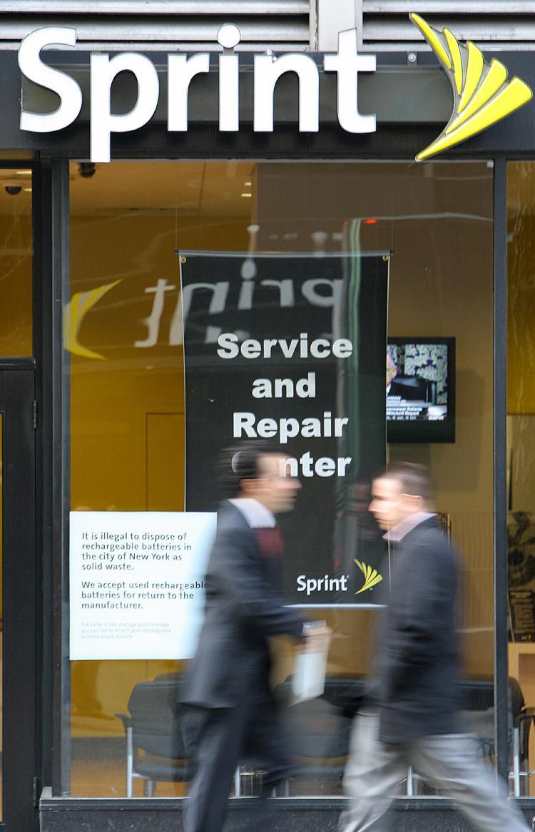 <a><img src="https://www.theepochtimes.com/assets/uploads/2015/09/splint79006938.jpg" alt="Sprint Nextel is losing money and customers at an alarming rate. (Emmanuel Dunand/AFP/Getty Images)" title="Sprint Nextel is losing money and customers at an alarming rate. (Emmanuel Dunand/AFP/Getty Images)" width="320" class="size-medium wp-image-1830126"/></a>