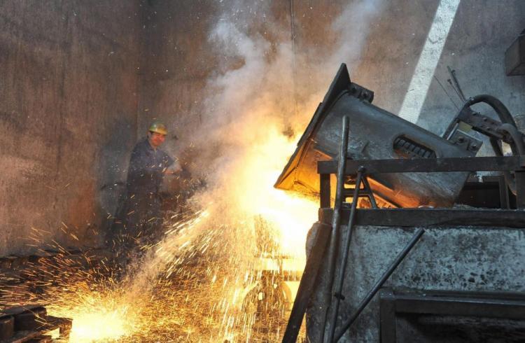 <a><img class="wp-image-1785238" title="A steel worker watches over a furnace at an iron-steel factory in Wuhan, central China's Hebei province. China's GDP growth is dominated by government investment, which in many areas is worryingly high. (STR/AFP/Getty Images)" src="https://www.theepochtimes.com/assets/uploads/2015/09/steel89765840.jpg" alt="" width="323" height="242"/></a>