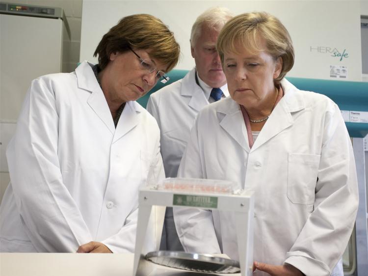 <a><img src="https://www.theepochtimes.com/assets/uploads/2015/09/swine-flu-germany-88637673-resized.jpg" alt="German Chancellor Angela Merkel (R) and German Health Minister Ulla Schmidt visit together with Robert Koch Institute vice president Reinhard Burger (back) the Robert Koch Institute on June 23, 2009 in Berlin, Germany. (Henning Schacht-Pool/Getty Images)" title="German Chancellor Angela Merkel (R) and German Health Minister Ulla Schmidt visit together with Robert Koch Institute vice president Reinhard Burger (back) the Robert Koch Institute on June 23, 2009 in Berlin, Germany. (Henning Schacht-Pool/Getty Images)" width="320" class="size-medium wp-image-1827143"/></a>