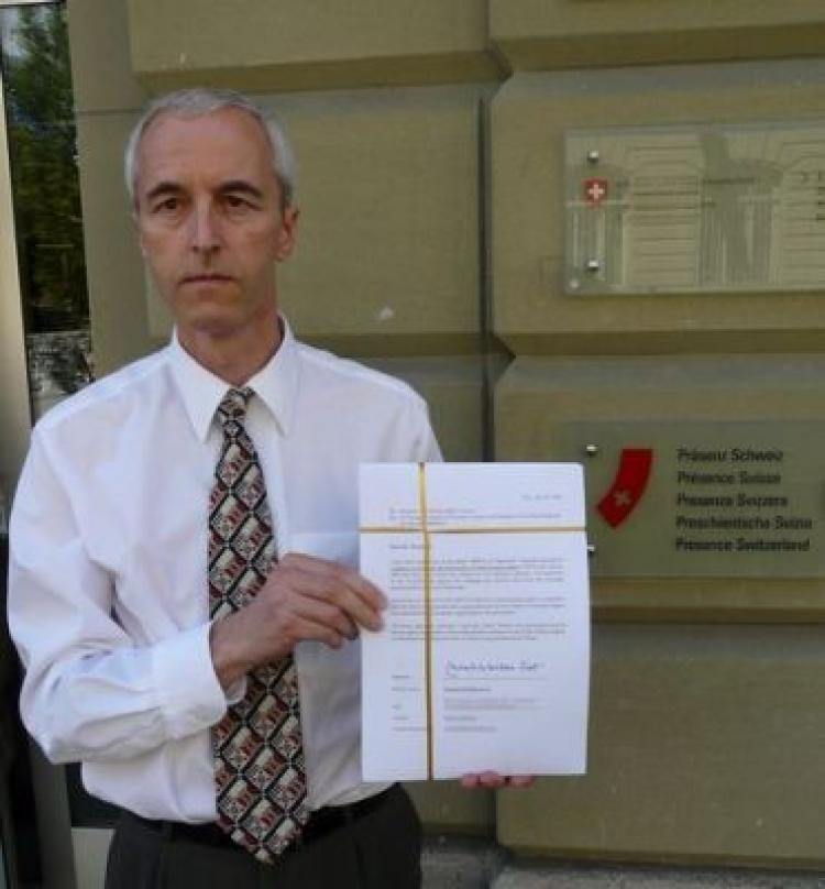<a><img src="https://www.theepochtimes.com/assets/uploads/2015/09/switz1.jpg" alt="Eric Bachmann, a member of the CIPFG, shows the petition signed by leading politicians before they were handed over to the Swiss Federal Department of Foreign Affairs. (The Epoch Times)" title="Eric Bachmann, a member of the CIPFG, shows the petition signed by leading politicians before they were handed over to the Swiss Federal Department of Foreign Affairs. (The Epoch Times)" width="320" class="size-medium wp-image-1834201"/></a>
