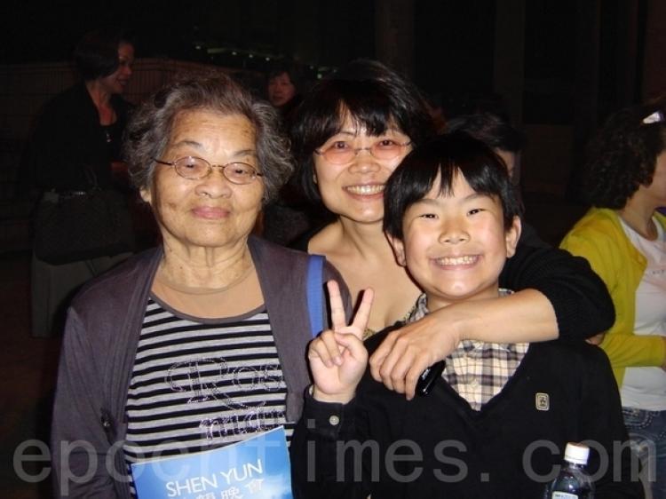 <a><img src="https://www.theepochtimes.com/assets/uploads/2015/09/tch.jpg" alt="Thousands of teachers strike in Chongqing City, Sichuan Province in southwest China Teachers across China are striking for their legally mandated salaries, which are not being paid. (Web photo)" title="Thousands of teachers strike in Chongqing City, Sichuan Province in southwest China Teachers across China are striking for their legally mandated salaries, which are not being paid. (Web photo)" width="320" class="size-medium wp-image-1820695"/></a>