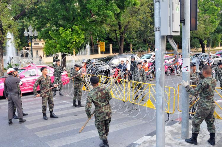 <a><img src="https://www.theepochtimes.com/assets/uploads/2015/09/thai+soldiers+1.jpg" alt="Thai soldiers removing road blocks to ease the traffic at Thanon Ratchawithi road on 23 March 2010 around 6 pm. (Mingguo Sun/The Epoch Times)" title="Thai soldiers removing road blocks to ease the traffic at Thanon Ratchawithi road on 23 March 2010 around 6 pm. (Mingguo Sun/The Epoch Times)" width="320" class="size-medium wp-image-1821400"/></a>
