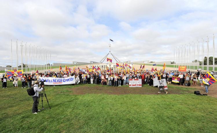 <a><img src="https://www.theepochtimes.com/assets/uploads/2015/09/tibet85320186.jpg" alt="Hundreds join a pro-Tibet rally outside Parliament House in Canberra on March 10, 2009. (Torsten Blackwood/AFP/Getty Images)" title="Hundreds join a pro-Tibet rally outside Parliament House in Canberra on March 10, 2009. (Torsten Blackwood/AFP/Getty Images)" width="320" class="size-medium wp-image-1829719"/></a>
