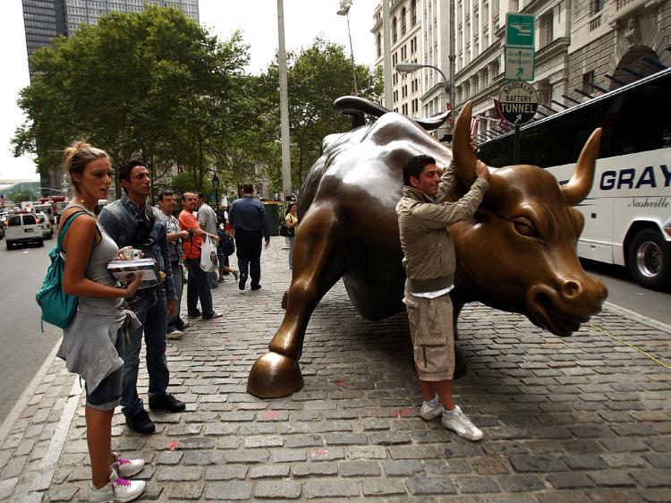 <a><img src="https://www.theepochtimes.com/assets/uploads/2015/09/toot82841836.jpg" alt="Tourists pose with the Wall St. bull in the financial district in New York City, September 16, 2008. (Spencer Platt/Getty Images)" title="Tourists pose with the Wall St. bull in the financial district in New York City, September 16, 2008. (Spencer Platt/Getty Images)" width="320" class="size-medium wp-image-1831941"/></a>