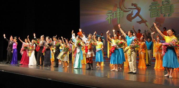 <a><img src="https://www.theepochtimes.com/assets/uploads/2015/09/tor1.jpg" alt="Curtain call at the close of the first of 7 DPA 2009 World Tour shows in Toronto. (The Epoch Times)" title="Curtain call at the close of the first of 7 DPA 2009 World Tour shows in Toronto. (The Epoch Times)" width="320" class="size-medium wp-image-1831506"/></a>