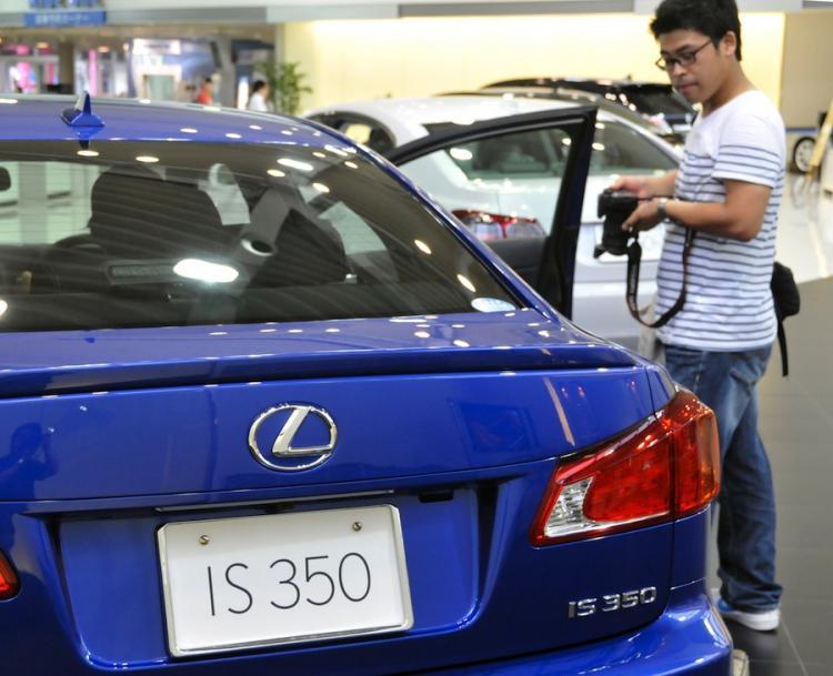 <a><img src="https://www.theepochtimes.com/assets/uploads/2015/09/toyota_102621840.jpg" alt="RECALL REDUX: Toyota began recalling more than 91,000 vehicles in Japan because of an engine defect affecting its luxury Lexus range and Crown sedans, the latest in a string of recalls hitting the company.  (Yoshikazu Tsuno/Getty Images)" title="RECALL REDUX: Toyota began recalling more than 91,000 vehicles in Japan because of an engine defect affecting its luxury Lexus range and Crown sedans, the latest in a string of recalls hitting the company.  (Yoshikazu Tsuno/Getty Images)" width="320" class="size-medium wp-image-1817719"/></a>