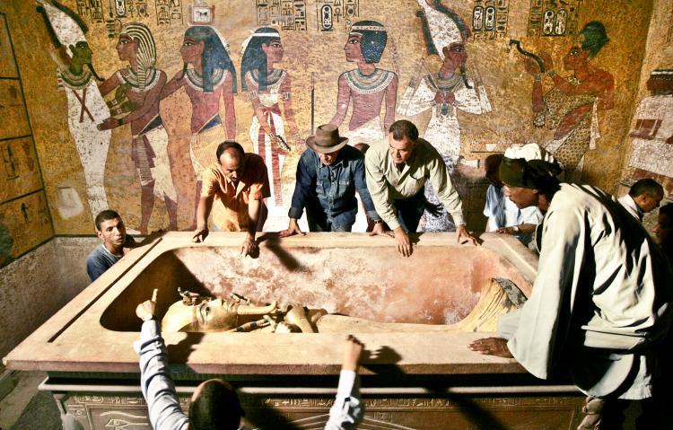 <a><img src="https://www.theepochtimes.com/assets/uploads/2015/09/tut.jpg" alt="Egypt's antiquities chief Zahi Hawass (rear C) supervises the removal of King Tutankhamun from his stone sarcophagus in his underground tomb in the famed Valley of the Kings in Luxor, Nov. 4, 2007. (Ben Curtis/AFP/Getty Images)" title="Egypt's antiquities chief Zahi Hawass (rear C) supervises the removal of King Tutankhamun from his stone sarcophagus in his underground tomb in the famed Valley of the Kings in Luxor, Nov. 4, 2007. (Ben Curtis/AFP/Getty Images)" width="320" class="size-medium wp-image-1822924"/></a>
