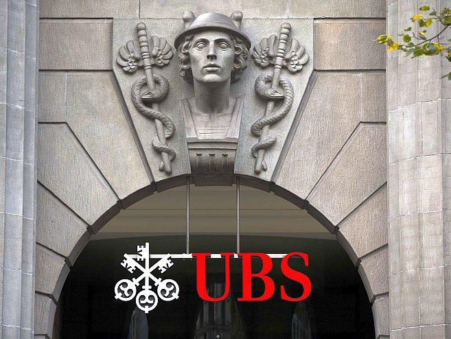 <a><img class="size-large wp-image-1775040" title="The logo of Swiss banking giant UBS is seen on Oct. 13 in Zurich. The bank could announce layoffs of 10,000 employees this week at its earnings release on Oct. 30. Fabrice Coffrini/AFP/Getty Images " src="https://www.theepochtimes.com/assets/uploads/2015/09/ubs154061630.jpg" alt="The logo of Swiss banking giant UBS is seen on Oct. 13 in Zurich. The bank could announce layoffs of 10,000 employees this week at its earnings release on Oct. 30. (Fabrice Coffrini/AFP/Getty Images)" width="590" height="443"/></a>