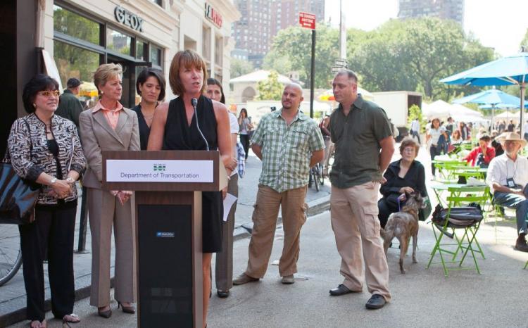 <a><img src="https://www.theepochtimes.com/assets/uploads/2015/09/unionSqWEB.jpg" alt="Department of Transportation Commissioner Janette Sadik-Khan unveils a pedestrian plaza and improved traffic regulations in Union Square this Wednesday. (The Epoch Times)" title="Department of Transportation Commissioner Janette Sadik-Khan unveils a pedestrian plaza and improved traffic regulations in Union Square this Wednesday. (The Epoch Times)" width="320" class="size-medium wp-image-1814388"/></a>