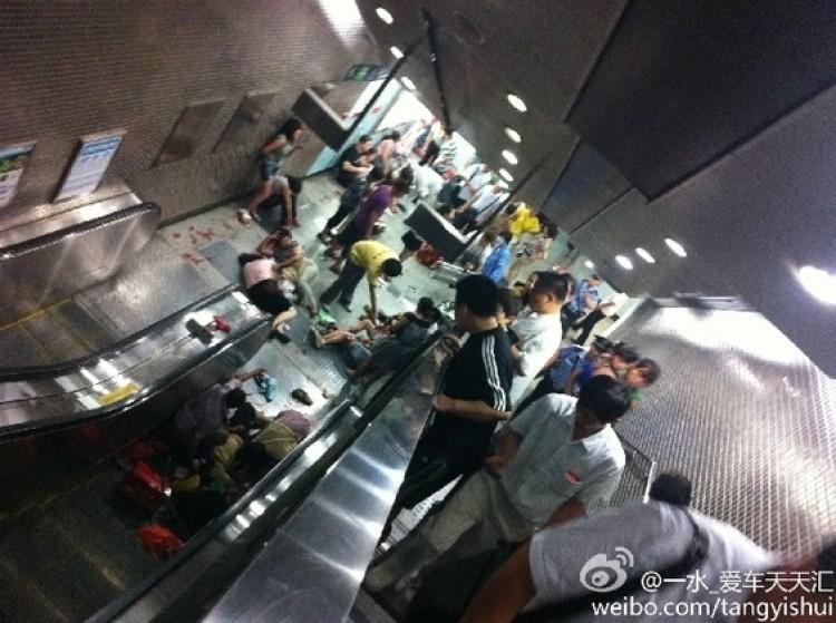 <a><img src="https://www.theepochtimes.com/assets/uploads/2015/09/weibo_1107050133461975.jpg" alt="A Beijing subway escalator accident caused the death of a 13-year-old boy and and 30 injuries. (Weibo.com)" title="A Beijing subway escalator accident caused the death of a 13-year-old boy and and 30 injuries. (Weibo.com)" width="320" class="size-medium wp-image-1801330"/></a>
