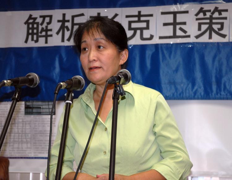 <a><img src="https://www.theepochtimes.com/assets/uploads/2015/09/wenyicolor.jpg" alt="TAKE A STAND: At a forum held in Queens on Sunday, Dr. Wenyi Wang represented Falun Gong practitioners who were attacked by pro-Communist groups in Flushing. Dr. Wang called on the Chinese community to take a stand against the ongoing violence. (Jonathan Weeks/The Epoch Times)" title="TAKE A STAND: At a forum held in Queens on Sunday, Dr. Wenyi Wang represented Falun Gong practitioners who were attacked by pro-Communist groups in Flushing. Dr. Wang called on the Chinese community to take a stand against the ongoing violence. (Jonathan Weeks/The Epoch Times)" width="320" class="size-medium wp-image-1833680"/></a>
