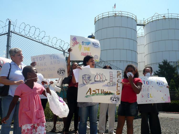 <a><img src="https://www.theepochtimes.com/assets/uploads/2015/09/whiff.jpg" alt="STOP THE SMELL: Residents and activists concerned with the air quality in the South Bronx held a tour of the area's trouble spots. At the end of the tour they held a press conference outside of the New York Organic Fertilizer Company (Christine Lin The Epoch Times)" title="STOP THE SMELL: Residents and activists concerned with the air quality in the South Bronx held a tour of the area's trouble spots. At the end of the tour they held a press conference outside of the New York Organic Fertilizer Company (Christine Lin The Epoch Times)" width="320" class="size-medium wp-image-1834144"/></a>