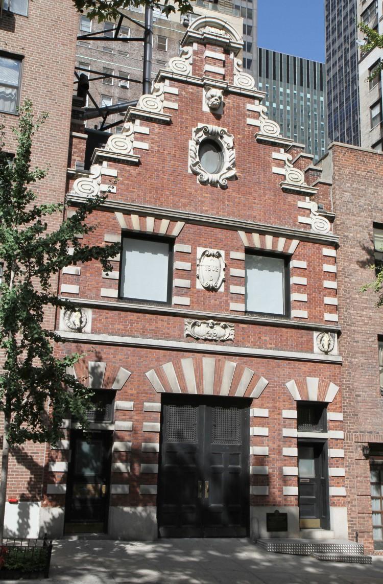 <a href="https://www.theepochtimes.com/assets/uploads/2015/10/carriagehouse.jpg"><img src="https://www.theepochtimes.com/assets/uploads/2015/10/carriagehouse.jpg" alt="STABLE ON 38TH: The George S. Bowdoin Stable on East 38th Street was built at the time when horses were the main mode of travel. The building now serves as a foundation for Spanish arts. (Tim McDevitt/The Epoch Times )" title="STABLE ON 38TH: The George S. Bowdoin Stable on East 38th Street was built at the time when horses were the main mode of travel. The building now serves as a foundation for Spanish arts. (Tim McDevitt/The Epoch Times )" width="325" class="size-medium wp-image-1869647"/></a>