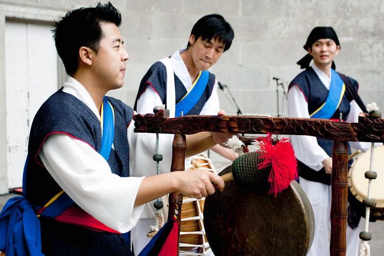 <a href="https://www.theepochtimes.com/assets/uploads/2015/10/korea52tara.jpg"><img src="https://www.theepochtimes.com/assets/uploads/2015/10/korea52tara.jpg" alt="TRADITIONAL BEAT: Samulnori drummers perform at Korea Day in Central Park on Tuesday. (Tara MacIsaac/The Epoch Times)" title="TRADITIONAL BEAT: Samulnori drummers perform at Korea Day in Central Park on Tuesday. (Tara MacIsaac/The Epoch Times)" width="275" class="size-medium wp-image-1869674"/></a>