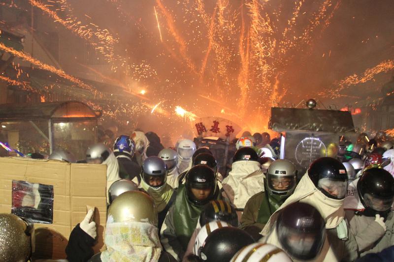 Yanshui Beehive Fireworks Festival in Taiwan on Feb. 22, 2016. (Central News Agency)