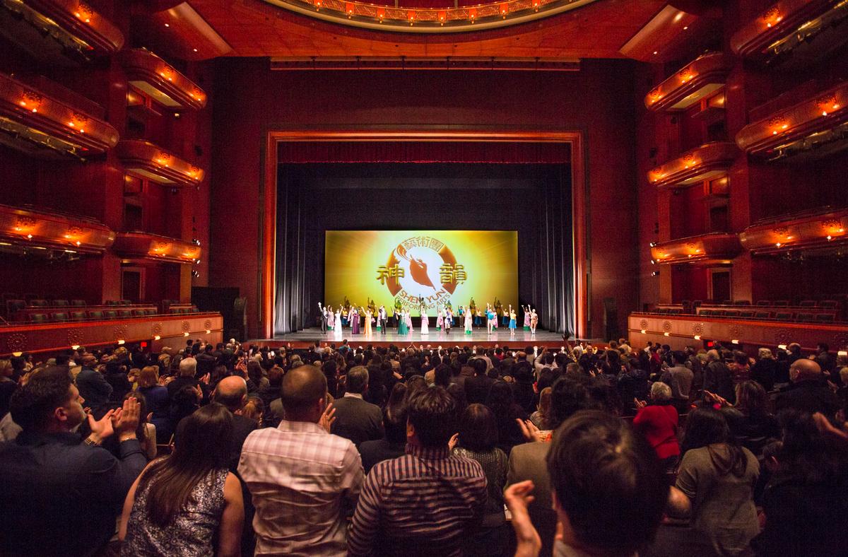 Shen Yun Performing Arts Touring Company's curtain call for a 2015 performance at the New Jersey Performing Arts Center. (Edward Dai/Epoch Times)