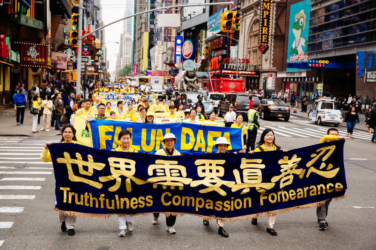 Around 10,000 Falun Gong practitioners march in the World Falun Dafa Day parade in New York on May 13, 2016. (Edward Dye/Epoch Times)