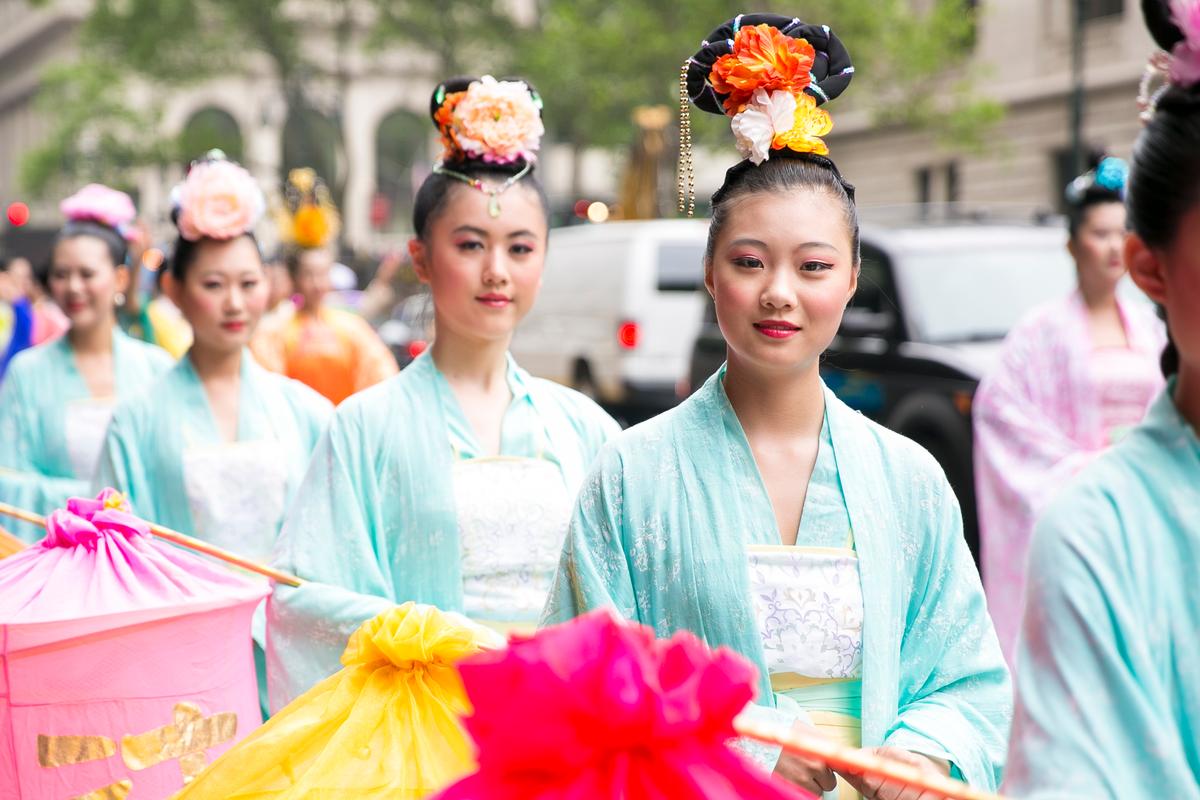 Around 10,000 Falun Gong practitioners march in the World Falun Dafa Day parade in New York on May 13, 2016. (Samira Bouaou/Epoch Times)