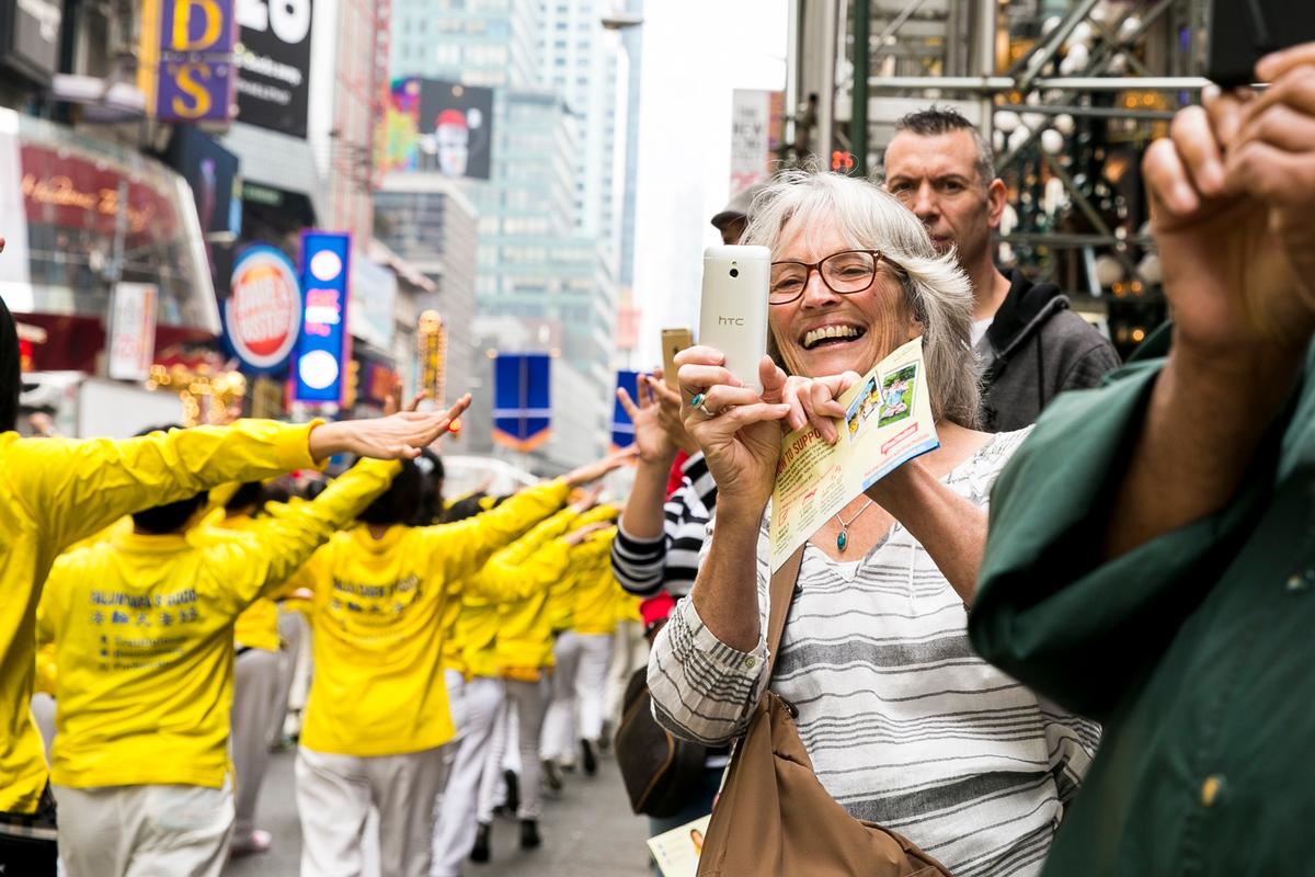Around 10,000 Falun Gong practitioners march in the World Falun Dafa Day parade in New York on May 13, 2016. (Samira Bouaou/Epoch Times)