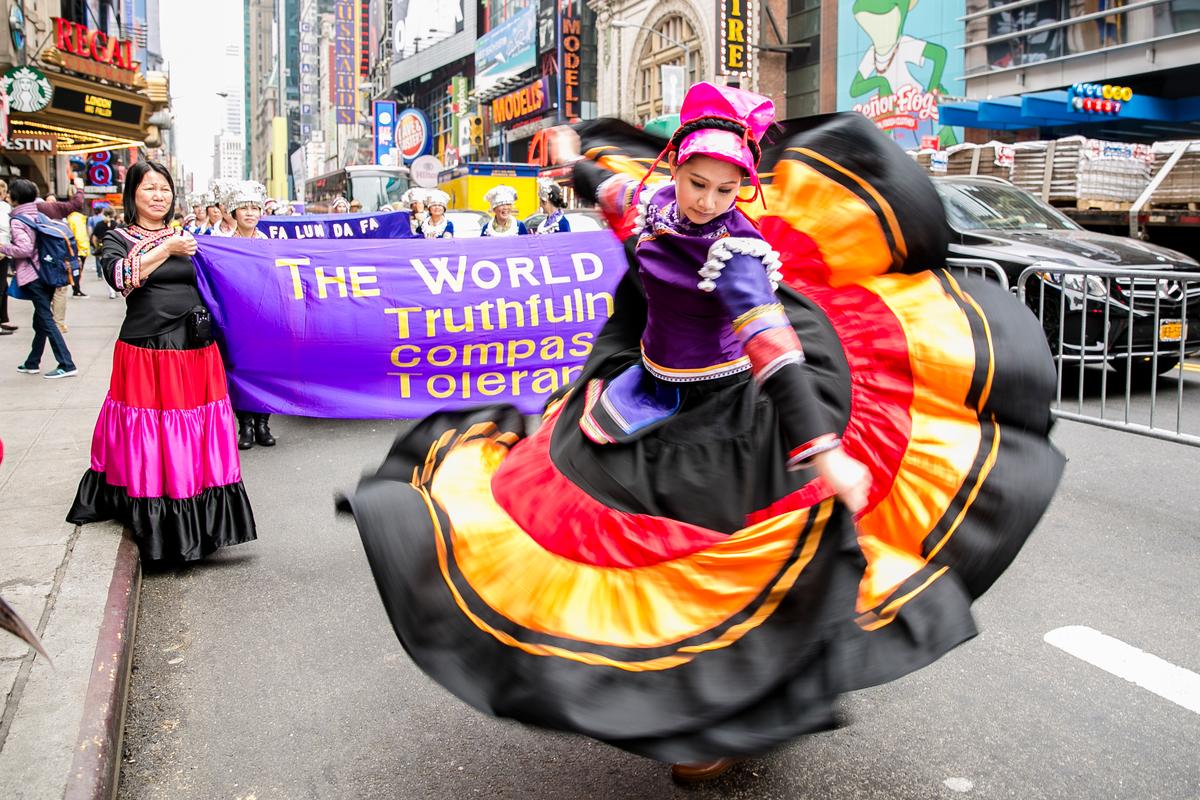 Around 10,000 Falun Gong practitioners march in the World Falun Dafa Day parade in New York on May 13, 2016. (Samira Bouaou/Epoch Times)