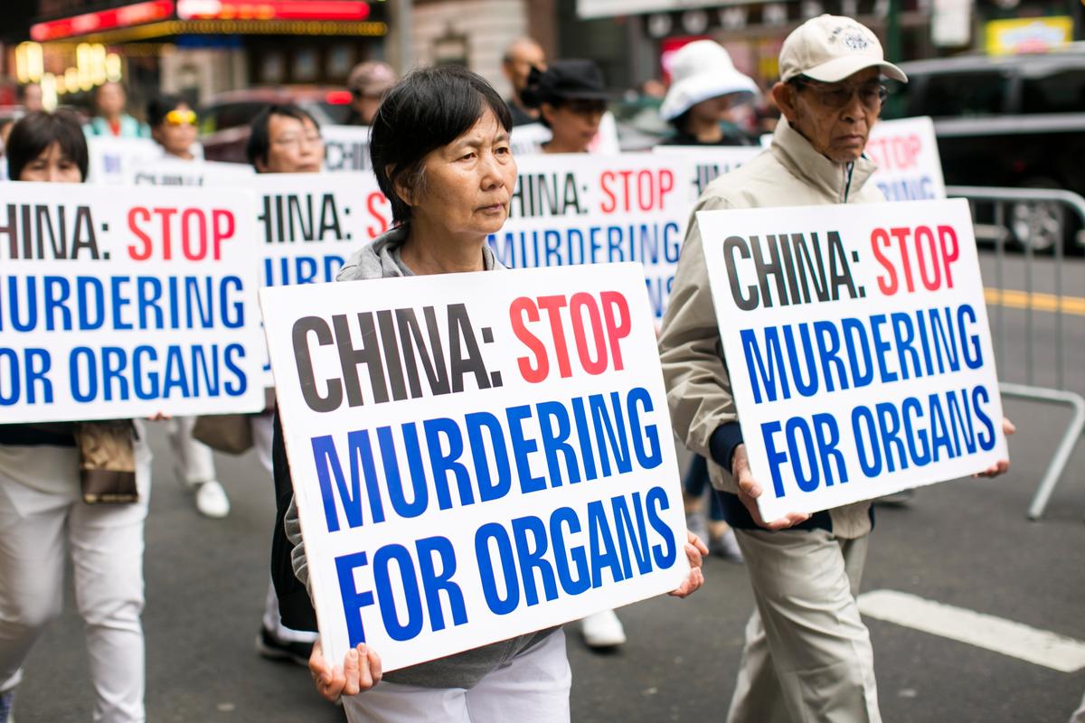 Around 10,000 Falun Gong practitioners march in the World Falun Dafa Day parade in New York on May 13, 2016. (Samira Bouaou/Epoch Times)