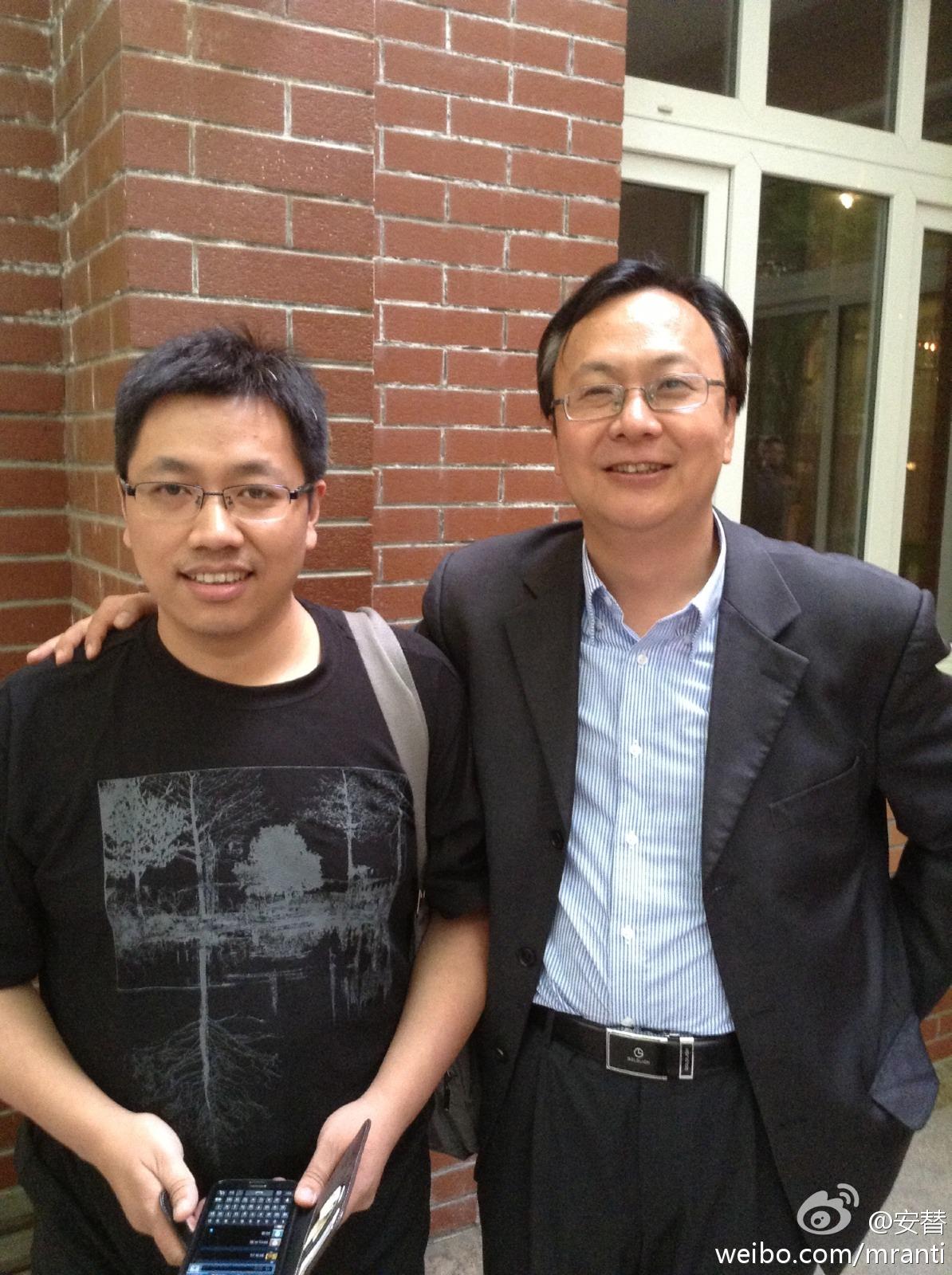 Liang Xiaojun (R). (Weibo)