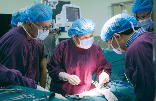 Dr. Ming Yingzi, a controversial Chinese transplant doctor (C), performs a surgery in this file photo. (Third Xiangya Hospital)