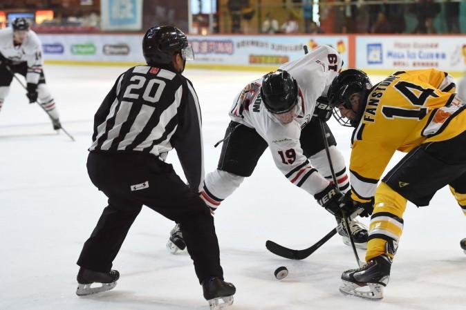 Simon Ferguson of Kowloon Warriors and Jim Fanstone of Hong Kong Tycoons face-off during their CHL match at Mega Ice on Thursday Dec 15, 2016. Tycoons won this match but Warriors remain top of the standings going into the end of year break. (Bill Cox/Epoch Times)