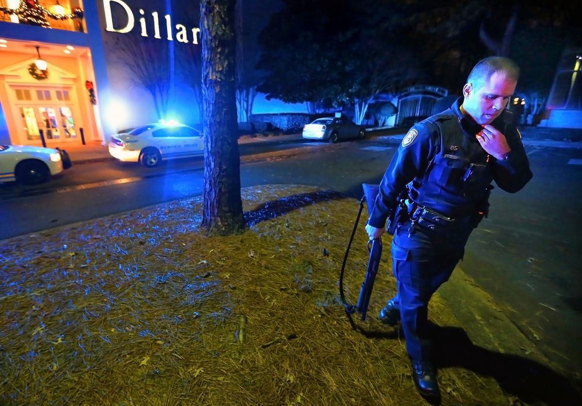 Memphis police officers block off the entrances to the Oak Court Mall in Memphis, Tenn., on Dec. 26, 2016. (Jim Weber/The Commercial Appeal via AP)