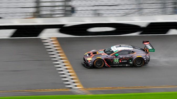 The #98 Aston Martin Racing Vantage trails spray as it negotiates Daytona's banking. (Bill Kent/Epoch Times)