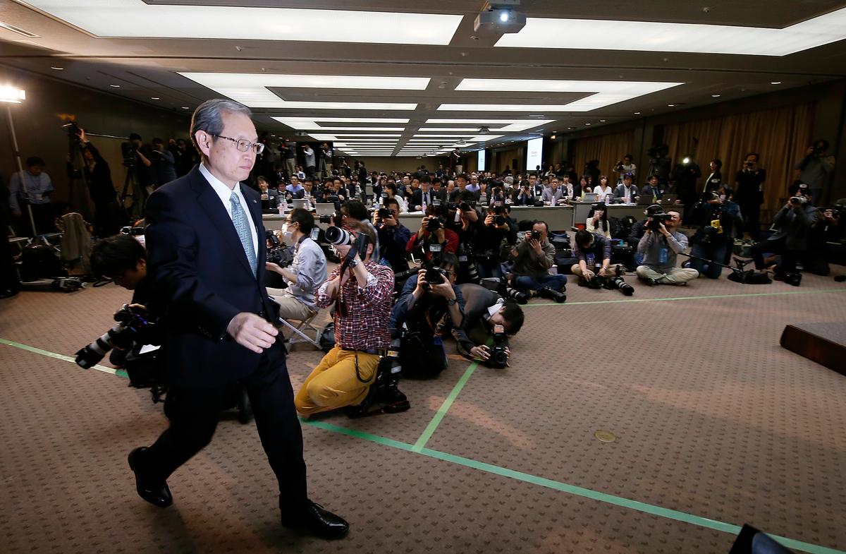 Toshiba Corp. President Satoshi Tsunakawa arrives for a press conference at the company's headquarters in Tokyo on Feb. 14, 2017. (AP Photo/Shizuo Kambayashi)